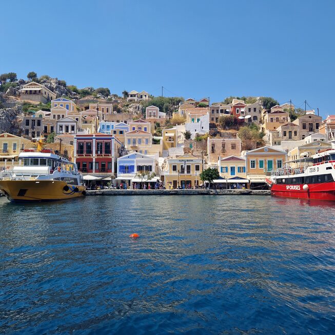 Symi Stad | Dodecanese | Symi-stad - Foto van https://www.grieksegids.nl/fotos/dodecanese/symi/symi-stad/mid/symi-stad-001.jpg?v=1771928717