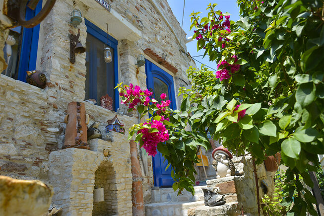 Pythagorion Samos Blue Street | Egeische eilanden - Foto van https://www.grieksegids.nl/fotos/egeische-eilanden/samos/pythagorion/mid/pythagorion-002.jpg?v=1773400371