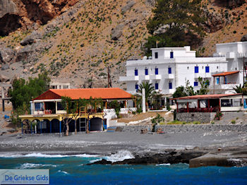 Taverna en appartementen aan het strand van Agia Roumeli | Chania Kreta | Griekenland - Foto van https://www.grieksegids.nl/fotos/eiland-kreta/fotos-mid/agia-roumeli-kreta/agia-roumeli-kreta-001.jpg