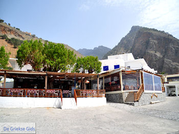 Terrasjes aan het haventje van Agia Roumeli | Chania Kreta | Griekenland - Foto van https://www.grieksegids.nl/fotos/eiland-kreta/fotos-mid/agia-roumeli-kreta/agia-roumeli-kreta-003.jpg