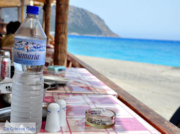 Fles Samaria water in Agia Roumeli | Chania Kreta | Griekenland - Foto van https://www.grieksegids.nl/fotos/eiland-kreta/fotos-mid/agia-roumeli-kreta/agia-roumeli-kreta-019.jpg