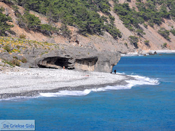 Het oostelijke kiezelstrand van Agia Roumeli | Chania Kreta | Griekenland - Foto van https://www.grieksegids.nl/fotos/eiland-kreta/fotos-mid/agia-roumeli-kreta/agia-roumeli-kreta-030.jpg