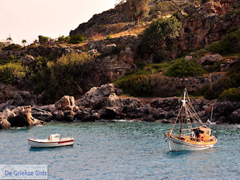 Vissersbootjes ergens tussen Agia Roumeli en Loutro | Chania Kreta | Griekenland - Foto van https://www.grieksegids.nl/fotos/eiland-kreta/fotos-mid/agia-roumeli-kreta/agia-roumeli-kreta-031.jpg
