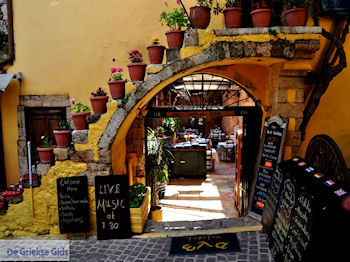 Een kleuerrijke taverna  | Chania stad | Kreta - Foto van https://www.grieksegids.nl/fotos/eiland-kreta/fotos-mid/chania-kreta/chania-stad-006.jpg
