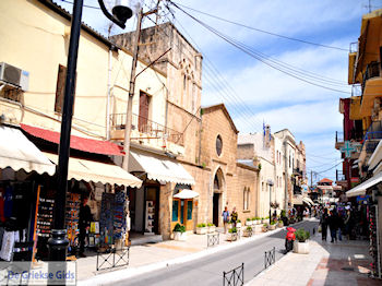 De Halidon straat, in het midden het archeologische museum  | Chania stad | Kreta - Foto van https://www.grieksegids.nl/fotos/eiland-kreta/fotos-mid/chania-kreta/chania-stad-021.jpg