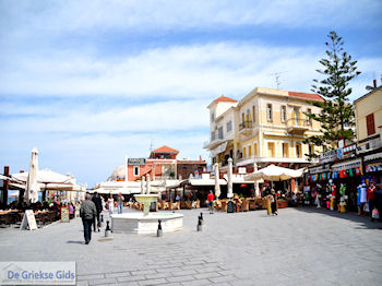 Het Venizelos Plein aan de akti Kountourioti  | Chania stad | Kreta - Foto van https://www.grieksegids.nl/fotos/eiland-kreta/fotos-mid/chania-kreta/chania-stad-022.jpg
