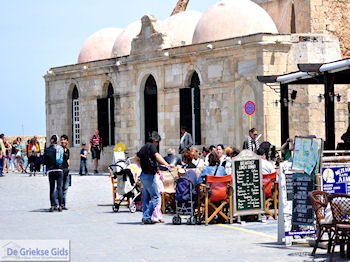 Terrasjes, op de achtergrond moskee Kioutsouk Hasan  | Chania stad | Kreta - Foto van https://www.grieksegids.nl/fotos/eiland-kreta/fotos-mid/chania-kreta/chania-stad-035.jpg