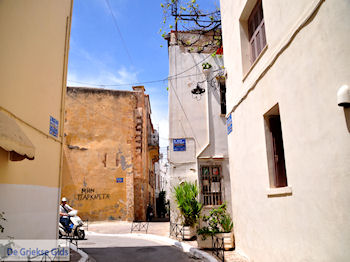 Nog een smalle steeg  | Chania stad | Kreta - Foto van https://www.grieksegids.nl/fotos/eiland-kreta/fotos-mid/chania-kreta/chania-stad-060.jpg