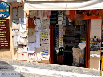Kretenzische souvenirs  | Chania stad | Kreta - Foto van https://www.grieksegids.nl/fotos/eiland-kreta/fotos-mid/chania-kreta/chania-stad-072.jpg