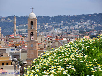 Kerktoren vanaf de Schiavo vesting  | Chania stad | Kreta - Foto van https://www.grieksegids.nl/fotos/eiland-kreta/fotos-mid/chania-kreta/chania-stad-076.jpg
