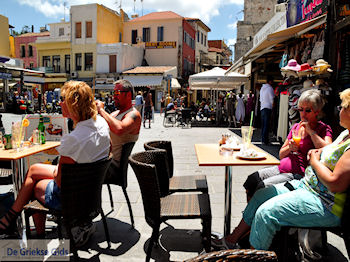 Heerlijk terras op de Venizelou plein  | Chania stad | Kreta - Foto van https://www.grieksegids.nl/fotos/eiland-kreta/fotos-mid/chania-kreta/chania-stad-089.jpg