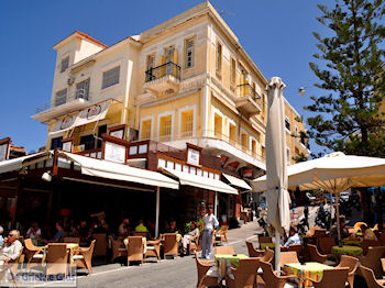 Allerlei terrassen aan het Venizelos plein  | Chania stad | Kreta - Foto van https://www.grieksegids.nl/fotos/eiland-kreta/fotos-mid/chania-kreta/chania-stad-091.jpg