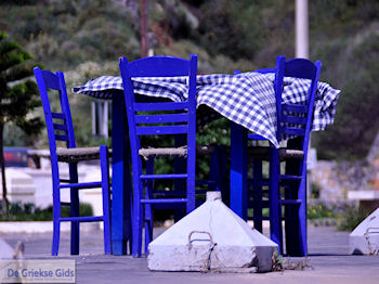 Griekse tafels en stoelen in Kolymbari | Chania Kreta | Griekenland - Foto van https://www.grieksegids.nl/fotos/eiland-kreta/fotos-mid/kolymbari-kreta/kolymbari-kreta-005.jpg