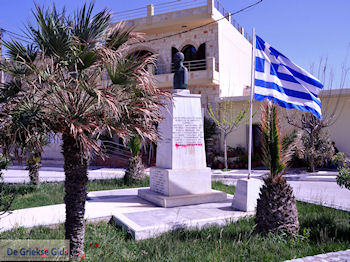 Borstbeelden griekse vlag  in Kolymbari | Chania Kreta | Griekenland - Foto van https://www.grieksegids.nl/fotos/eiland-kreta/fotos-mid/kolymbari-kreta/kolymbari-kreta-008.jpg