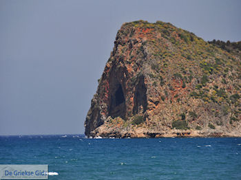 De grotten van Agioi Theodoroi tegenover Agia Marina  | Chania | Kreta - Foto van https://www.grieksegids.nl/fotos/eiland-kreta/fotos-mid/platanias-stalos-agiamarina/agia-marina-chania-14.jpg