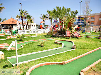 Midget golfen in Platanias  | Chania | Kreta - Foto van https://www.grieksegids.nl/fotos/eiland-kreta/fotos-mid/platanias-stalos-agiamarina/platanias-chania-08.jpg