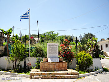 Monument in het oude Stalos  | Chania | Kreta - Foto van https://www.grieksegids.nl/fotos/eiland-kreta/fotos-mid/platanias-stalos-agiamarina/stalos-chania-17.jpg