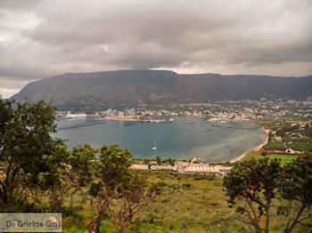 De haven van Souda | Chania Kreta | Foto 7 - Foto van https://www.grieksegids.nl/fotos/eiland-kreta/fotos-mid/souda-kreta/souda-kreta-07.jpg