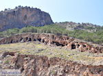 Grotten in de rotsen aan Agia Roumeli strand | Chania Kreta | Griekenland - Foto van De Griekse Gids