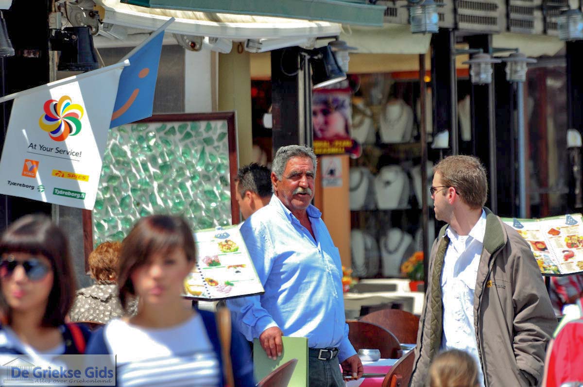 Plaatje van Kretenzer aan de haven  | Chania stad | Kreta