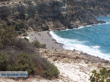 Het strand bij Komos | Kreta | Griekenland 1 - Foto van https://www.grieksegids.nl/fotos/eiland-kreta/fotos/komos-kreta/mid/komos-kreta-005.jpg