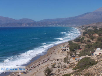 Het strand bij Komos | Kreta | Griekenland 3 - Foto van https://www.grieksegids.nl/fotos/eiland-kreta/fotos/komos-kreta/mid/komos-kreta-007.jpg