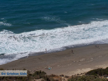 Het strand bij Komos | Kreta | Griekenland 5 - Foto van https://www.grieksegids.nl/fotos/eiland-kreta/fotos/komos-kreta/mid/komos-kreta-010.jpg