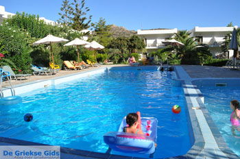 Zwembad in Matala | Zuid Kreta Griekenland 3 - Foto van https://www.grieksegids.nl/fotos/eiland-kreta/fotos/zuidkreta/normaal/zuid-kreta-grieksegids-0080.jpg