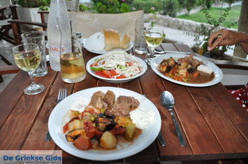 Lekker Grieks eten in Matala | Zuid Kreta Griekenland 1 - Foto van https://www.grieksegids.nl/fotos/eiland-kreta/fotos/zuidkreta/normaal/zuid-kreta-grieksegids-0292.jpg