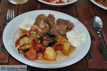 Grieks eten in Matala | Zuid Kreta Griekenland 2 - Foto van https://www.grieksegids.nl/fotos/eiland-kreta/fotos/zuidkreta/normaal/zuid-kreta-grieksegids-0293.jpg
