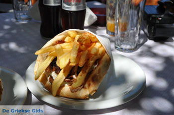 Pita gyros, Matala | Zuid Kreta Griekenland 92 - Foto van https://www.grieksegids.nl/fotos/eiland-kreta/fotos/zuidkreta/normaal/zuid-kreta-grieksegids-0403.jpg