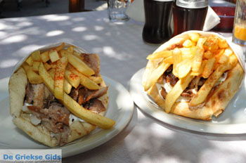 Pita gyros in Matala | Zuid Kreta Griekenland 93 - Foto van https://www.grieksegids.nl/fotos/eiland-kreta/fotos/zuidkreta/normaal/zuid-kreta-grieksegids-0404.jpg