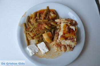 Pastitsio met fasolakia in Matala | Zuid Kreta Griekenland 7 - Foto van https://www.grieksegids.nl/fotos/eiland-kreta/fotos/zuidkreta/normaal/zuid-kreta-grieksegids-0499.jpg