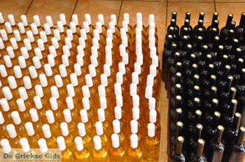 Wijnmakerij bij Kalokerines en Karvounades | Kythira foto 9 - Foto van https://www.grieksegids.nl/fotos/eiland-kythira/onderweg-kythira-melidoni/normaal/melidoni-kythira-009.jpg