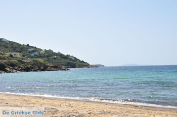 Strand Kypri (Golden Beach) bij Batsi | Eiland Andros | De Griekse Gids foto 002 - Foto van https://www.grieksegids.nl/fotos/eilandandros/andros-mid/eiland-andros-437.jpg