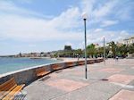Het verzordge plein aan het strand van Vrondados - Eiland Chios - Foto van De Griekse Gids