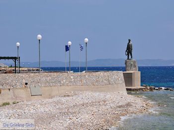 Monument aan kiezelstrand Vrondados - Eiland Chios - Foto van https://www.grieksegids.nl/fotos/eilandchios/350pixels/eiland-chios-foto-023.jpg