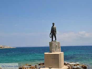 Beeld matroos in Vrondados - Eiland Chios - Foto van https://www.grieksegids.nl/fotos/eilandchios/350pixels/eiland-chios-foto-026.jpg