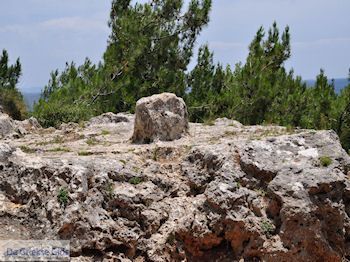 De steen van Homerus in Daskalopetra - Eiland Chios - Foto van https://www.grieksegids.nl/fotos/eilandchios/350pixels/eiland-chios-foto-047.jpg