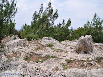 Homerus stone Daskalopetra - Eiland Chios - Foto van https://www.grieksegids.nl/fotos/eilandchios/350pixels/eiland-chios-foto-048.jpg