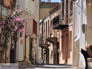 Straatje in het dorp van Volissos - Eiland Chios - Foto van https://www.grieksegids.nl/fotos/eilandchios/350pixels/eiland-chios-foto-071.jpg