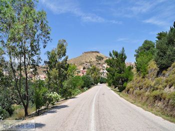 De provinciale weg naar Volissos - Eiland Chios - Foto van https://www.grieksegids.nl/fotos/eilandchios/350pixels/eiland-chios-foto-074.jpg