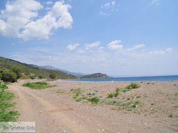 Zandweg aan de westkust - Eiland Chios - Foto van https://www.grieksegids.nl/fotos/eilandchios/350pixels/eiland-chios-foto-077.jpg