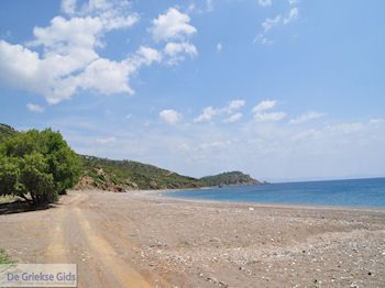 Verlaten zand kiezelstrand aan de westkust - Eiland Chios - Foto van https://www.grieksegids.nl/fotos/eilandchios/350pixels/eiland-chios-foto-079.jpg