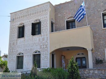 Het gemeentehuis van Pyrgi - Eiland Chios - Foto van https://www.grieksegids.nl/fotos/eilandchios/350pixels/eiland-chios-foto-123.jpg