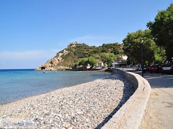 Kiezelstrand Emborios - Eiland Chios - Foto van https://www.grieksegids.nl/fotos/eilandchios/350pixels/eiland-chios-foto-144.jpg
