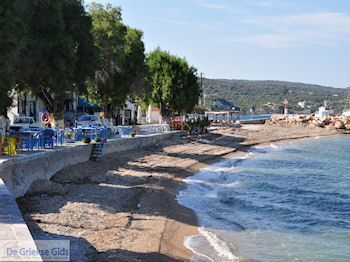 Taverna's aan strand Katarraktis - Eiland Chios - Foto van De Griekse Gids