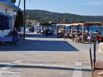 Taverna's Katarraktis - Eiland Chios - Foto van https://www.grieksegids.nl/fotos/eilandchios/350pixels/eiland-chios-foto-159.jpg
