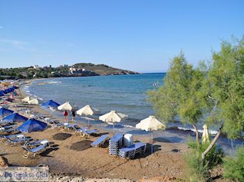 Ligstoelen en parasols Karfas - Eiland Chios - Foto van https://www.grieksegids.nl/fotos/eilandchios/350pixels/eiland-chios-foto-180.jpg