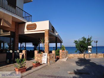 Karatzas apartments aan het strand van Karfas - Eiland Chios - Foto van https://www.grieksegids.nl/fotos/eilandchios/350pixels/eiland-chios-foto-182.jpg